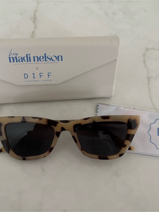 Diff Eyewear Accessories - Diff Eyewear Madi Nelson Tortoiseshell Cat Eye Sunglasses - Brown/Black